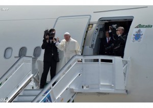 Le Souverain Pontiffe embarquant dans l'avion pour Washington (photo: AFP).
