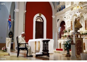 Le pape se recueille au sanctuaire de la vierge de la charité des cobre (photo: EPA).
