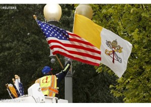 Le drapeau des États-Unis et du Vatican sur l'aavenue devant la Maison Blanche (photo: Reuters).