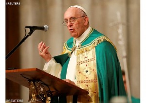 Le pape François, lors des Vêpres dans la cathédrale Saint-Patrick, jeudi soir (photo: Reuters).