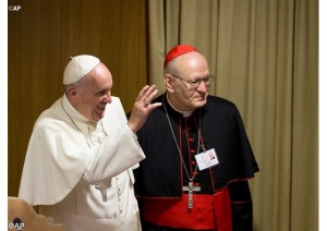 Le pape François et le cardinal Erdö (photo AP).