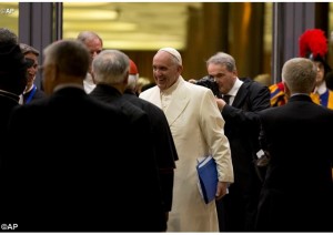 Le pape François, samedi soir, 24 octobre, à la sortie du Synode (Photo AP).