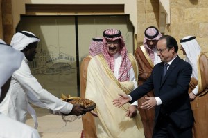 Al-Daryiah Mayor, Prince Ahmed bin Abdullah bin Abdul Rahman (C) regarde dle président français, Francois Hollande à qui l'on offre un panier de dates durant une visite à al-Daryiah, un site historique en banlieu de Riyadh. AFP PHOTO / POOL / CHRISTOPHE ENA