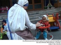Une missionnaire de la Chariét aurpès d'un pensionnaire de l'orphelinat des soeurs Nirmala Shistus Bhavan, à Calcutta (photo: Julian S. Das, Calcutta).