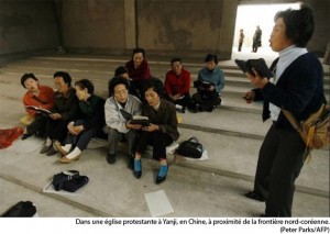 Dans une église protestante à Yanji, en chine, à proximité de la frontière nord-coréenne (photo Peter Parks/AP).