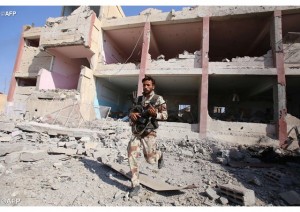Un soldat de l'armée gouvernementale syrienne durant des combats à Hassaké, le 14 juillet 2015. - AFP