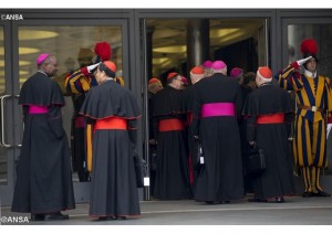 Devant la salle Paul VI, au Vatican, les père synodaux s'apprêtent à reprendre les travaux (photo: ANSA).