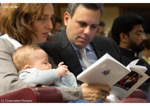 David et ses parents dns la salle du Synode (photo Osservatore Romano).