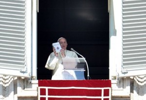 Le pape François à son balcon, lors de sa présentation de la bible pour les jeunes (photo: Radio-Vatican).