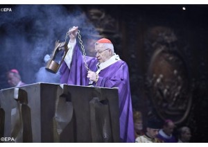 Le cardinal André Vingt-Trois, ici le 15 novembre 2015 lors de la messe pour les victimes des attentats de Paris. - EPA