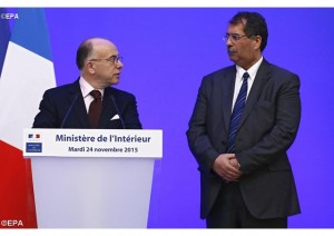 Le ministre français de l'Intérieur Bernard Cazeneuve et le président du CFCM, Anouar Kbibech - EPA