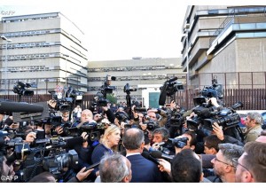 L'avocat de Salvatore Buzzi, l'un des principaux accusés, face aux journalistes devant le tribunal pénal de rome, jeudi dernier (photo AFP).