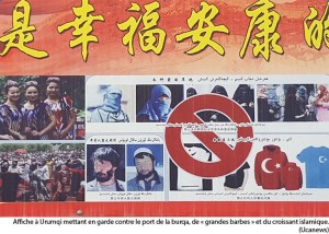Affiche à Urumqi mettant en garde contre le port de la burqa, de «grandes barbes» et du croissant islamique (photo Ucanews).