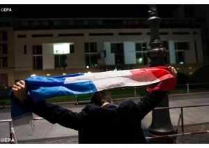 La France se réveille sous le choc après les attentats meurtriers perpétrés dans la nuit du 13 au 14 novembre - Photo: EPA