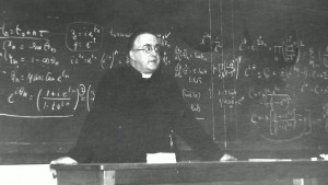 Georges Lemaître est un chanoine belge catholique, astronome et physicien. Il est l'auteur de la théorie de l'atome primitif visant à expliquer l'origine du monde © wikipedia 