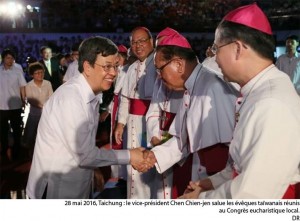 28 mai 2016, Taichung: le vice-présodemt chen-Chien-jen salue les évêques taïwanais réunis au Congrès eucharistique local (photo DR).