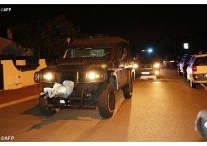 Les véhicules du RAID arrivant sur les lieux de l'attaque à Magnanville, dans la nuit du 13 au 14 juin 2016. - AFP