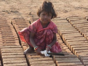 Une petite fille de 4 ans, dans une briqueterie, en Inde ©Aide et Action