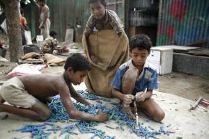 Bangladesh, 3 enfants travaillant dans une usine de fabrication de ballons (© EPA/Abir Abdhullah).
