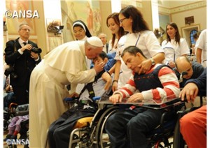 Le Pape rencontrant des personnes handicapées le 4 octobre 2013 dans un hôpital d'Assise, en Italie. - ANSA