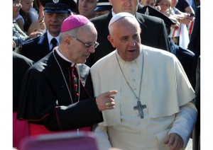 Le Pape auprès de Mgr Nunzio Galantino, lors de sa visite en Calabre le 21 juin 2014. - AP