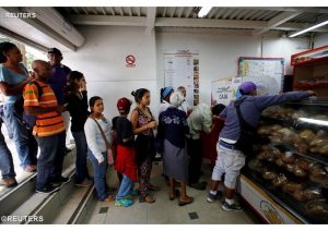 Les files d'attente s'allongent devant les magasins vénézuéliens, alors que le pays est touché par la pénurie. - REUTERS