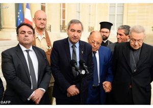  Les responsables religieux reçus mercredi à l'Élysée, Le cardinal Vingt-Trois tient la main de l'ex-président du CFCM, le recteur de la Mosquée de Paris, Dalil Boubakeur. - AFP 