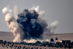 Photo prise à Karkamis, ville à la frontière turco-syrienne, le 24 août 2016 : volutes de fumée suite aux frappes aériennes d’un avion de l’armée turque sur le village frontalier Djarabulus, lors des combats contre l’État islamique. © AFP PHOTO / BULENT KILIC