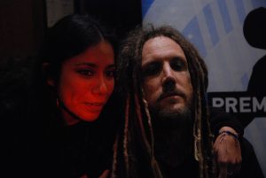 Brian Welch et une de ses fans au Hard Rock Café à Paris © Marie-Clothilde Bailbé