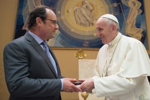 Cette photo a été prise le 17 août 2016, alors que le président Français et le pape François échangeaient des cadeaux dans le Hall Jean-Paul II, après leur rencontre (AFP PHOTO / OSSERVATORE ROMANO"/AFP-