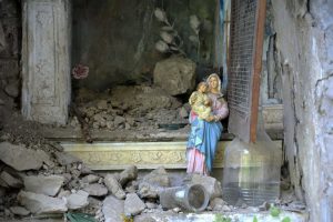 Une statue de la Vierge Marie, au mileiu des ruines dans la ville de pescara del tronto, au centre de l'italie. Cette photo a été prise le 24 ao¸ût 2016, après lle violent tremblement de terre qui a secoué le centre de l'italie, laissant derrière lui 73 morts dans cette région ( AFP PHOTO / MARCO ZEPPETELLA).
