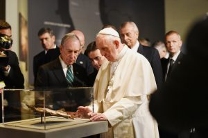 Il y a un an, le pape François avait pu contempler la trouvaille conservée dans une des galeries du 911 Museum Memorial à New York. (Photo by Carmine Galasso-Pool/Getty Images)