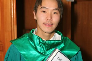Joseph Enkh, 19 ans, lors de sa première messe dans la cathédrale St-Pierre et St-Paul (19),  Ulan Bator/Mongolei  (© Fritz Stark / missio)