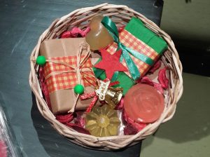 Une corbeille de savons produite avec l'aide de l'association