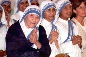 Cette photo prise le 12 juin 196, montre une Mère Teresa souriante, lors d'une messe à l'église catholique du Sacré-CoeurÀ Atlanta, en Georgie. Picture taken 12 June 1996 shows Mother Teresa (L) smiling during mass at the Sacred Heart Catholic Church in Atlanta, Georgia. La religieuse est décédée d'un arrête cardique en septembre 2006, selon CNN (AFP PHOTO / DOUG COLLIER)