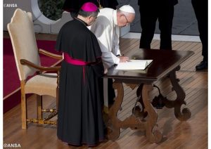 Le Pape François a signé la lettre apostolique “Misericordia et misera” à la fin de la messe conclusive du Jubilé, dimanche 20 novembre 2016. - ANSA