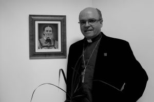  Mgr Denis Grondin archevêque de Rimouski à côté du portrait de soeur Elisabeth Turgeon, fondatrice des Soeurs de Notre-Dame du Saint-Rosaire béatifiée à Rimouski en avril 2015 © Sabine de Rozières 