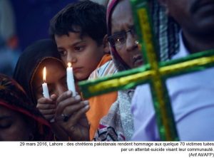 À Lahore,, le 29 mars 2016, des chrétiens pakistanais rendaient hommage aux quelques 70 victimes tuées par un attentat-suicide visant la communauté (photo: Arif Ali/AFP).