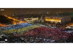 Les manifestants ont formé le drapeau national avec leurs téléphones ce dimanche 12 février à Bucarest - EPA