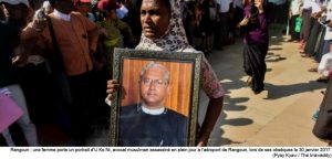 Rangoun: une femme porte un portrait d'U Ko Ni, avocat musulman assassiné en plein jour à l'aéroport de Rangoun, lors de ses obsèques, lr 30 janvier 2007.