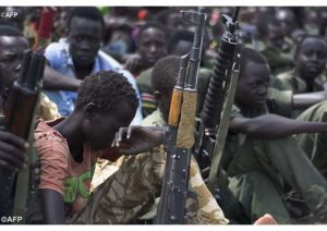 Selon des ONG, il existe près de 250.000 jeunes enfants soldats entre 6 et 18 ans dans le monde. Ici des soldats au Soudan du Sud en 2015. - AFP