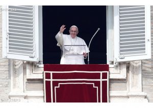 Le Pape François lors de la prière de l'angélus dimanche 12 février 2017 place Saint-Pierre. - REUTERS