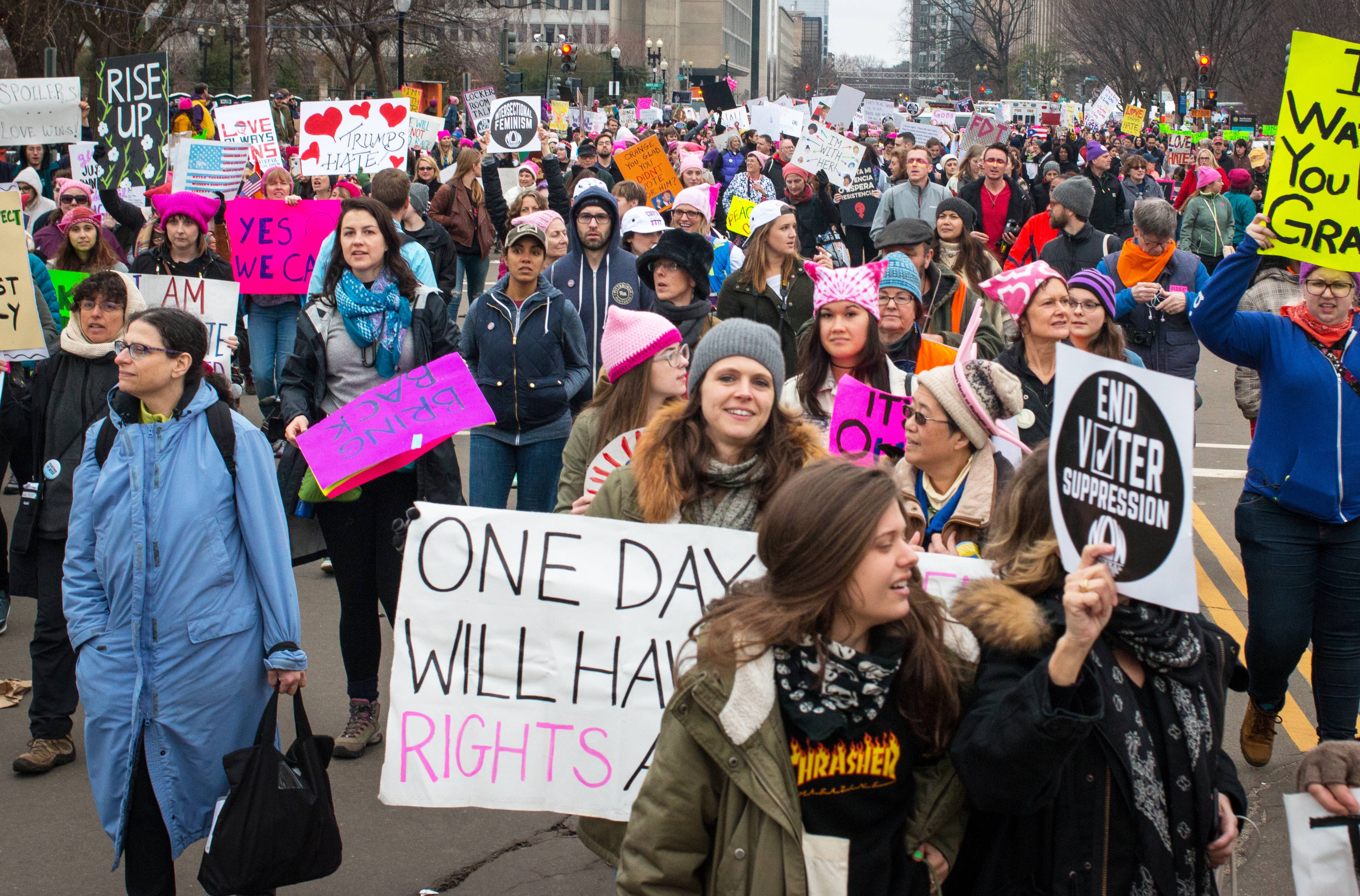 Des dominicains ont rencontré des manifestants féministes qui réagissaient à l’élection de Donald Trump