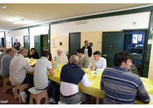 Le Pape François a déjeuner avec une centaine de détenus de la prison de San Vittore lors de sa visite pastorale à Milan samedi 25 mars 2017. - AP
