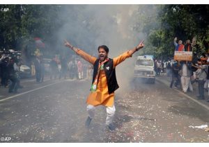 Les partisans du BJP fêtent la victoire électorale du parti nationaliste hindou dans l'Uttar Pradesh - AP