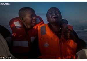 Deux enfants nigérians secourus au large de la Libye, en juillet 2016. - REUTERS