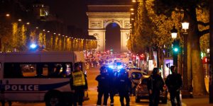 La police a disposé un cordon de sécurité impénétrable aux abords des Champs Élysées à Paris, peu de temps après l'attaque terroriste qui s'est soldée par la mort d'un membre des forces de l'ordre et de l'assaillant, jeudi 20 avril 2017 © AP Photo/Kamil Zihnioglu